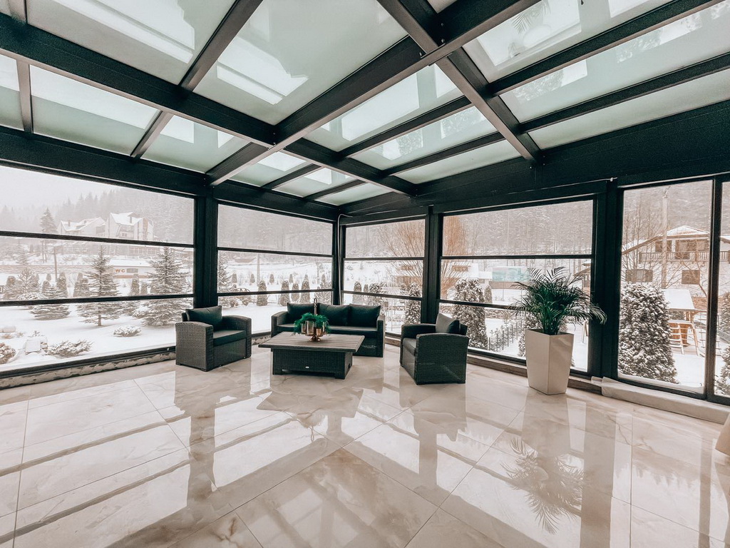 Terasa acoperită cu sticla, la Lacu Rosu Restaurant si Hotel. Sun Leader