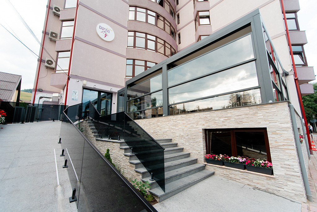 terasa la Hotel Dorna Vatra Dornei. SunLeader Pergole retractabile. transformarea teraselor cu Sun Leader