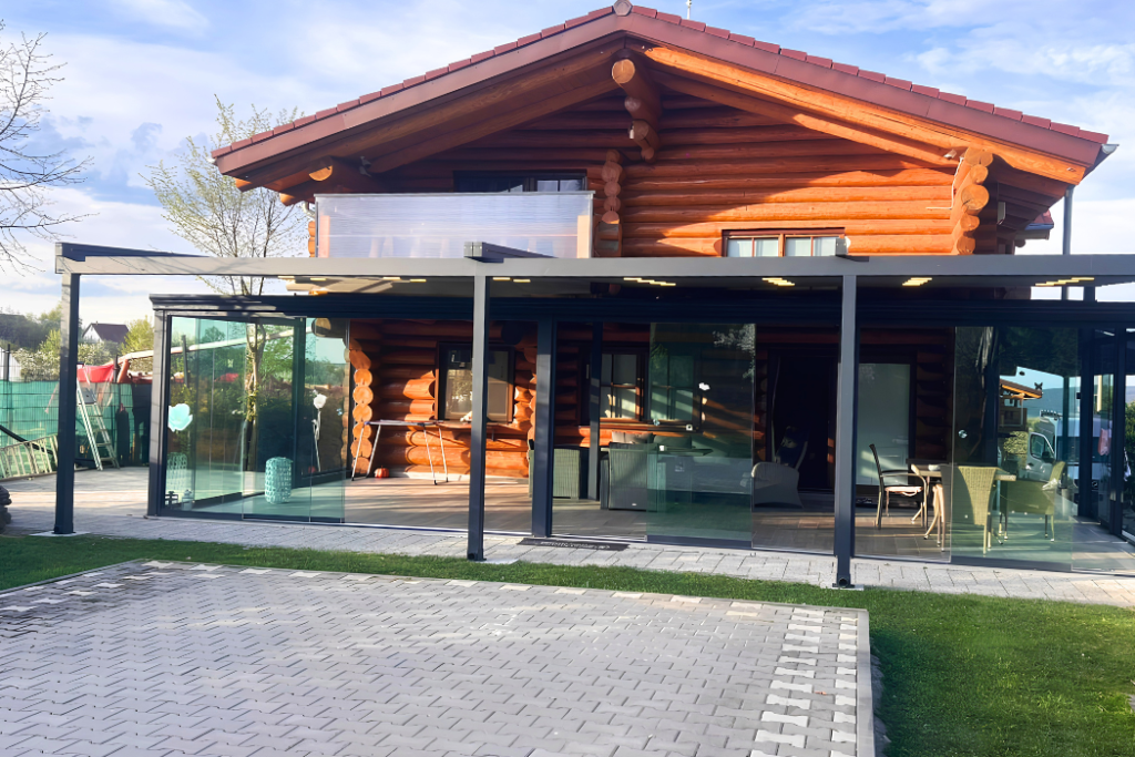 Casă de lemn cu pergolă de aluminiu