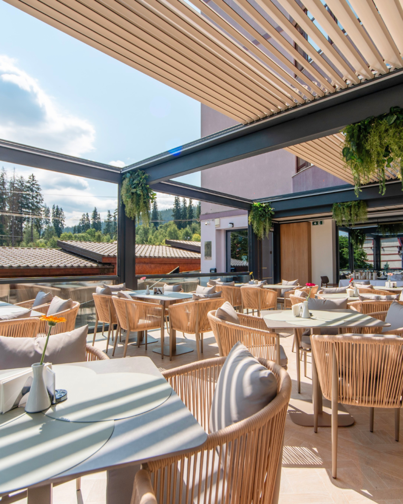 Hotel Dorna, Vatra Dornei. Terasa amenajata cu Sun Leader cu pergole retractabile bioclimatice si sticla