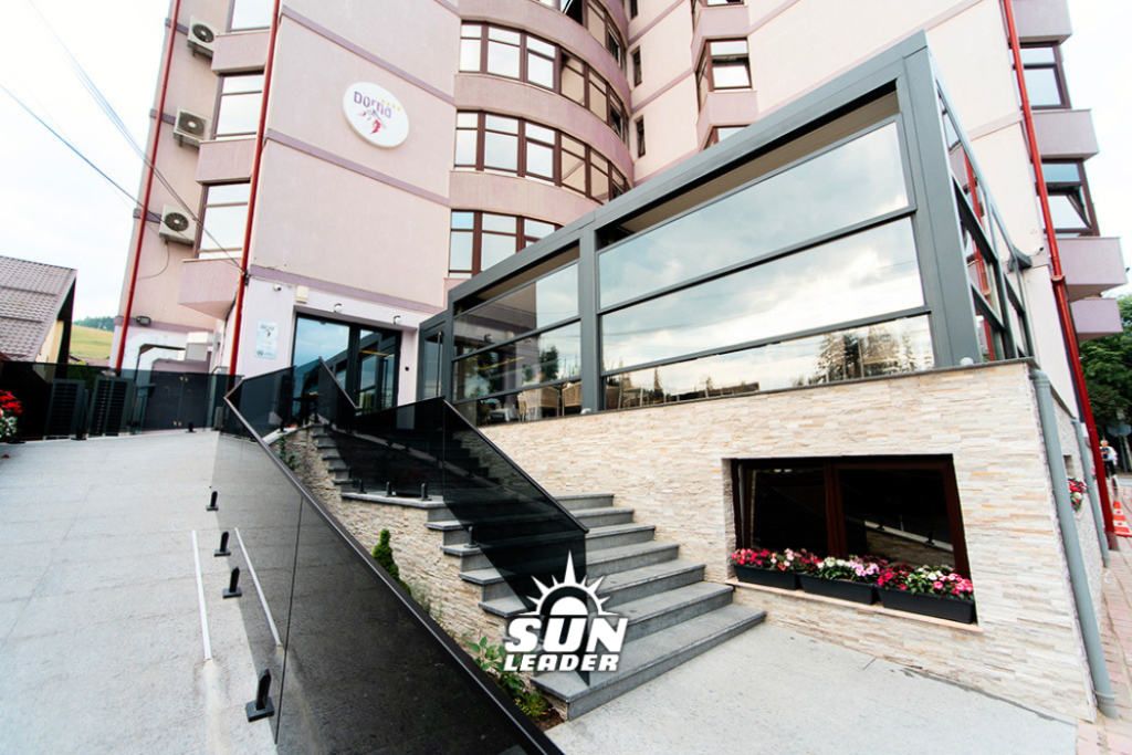 Hotel Dorna, Vatra Dornei. Terasa amenajata cu Sun Leader cu pergole retractabile bioclimatice si sticla
