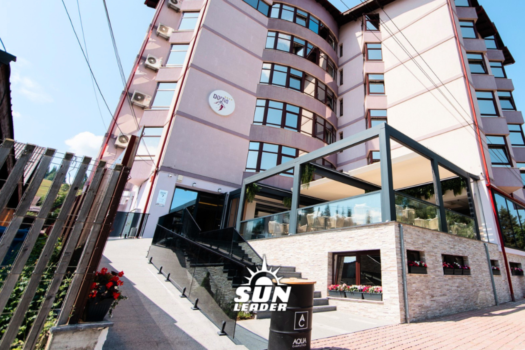 Hotel Dorna, Vatra Dornei. Terasa amenajata cu Sun Leader cu pergole retractabile bioclimatice si sticla