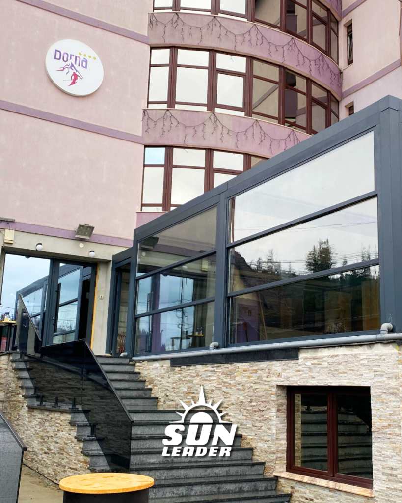 Hotel Dorna, Vatra Dornei. Terasa amenajata cu Sun Leader cu pergole retractabile bioclimatice si sticla