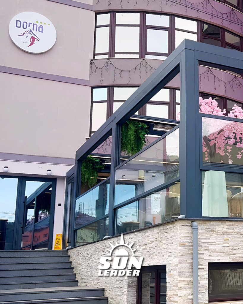 Hotel Dorna, Vatra Dornei. Terasa amenajata cu Sun Leader cu pergole retractabile bioclimatice si sticla