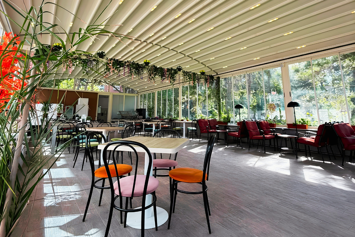 Terasa în Galați - Mercure Galați Centrum cu pergole retractabile de la Sun Leader. Terasa confortabila