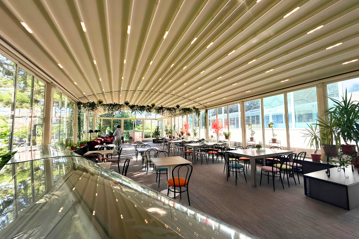 Terasa în Galați - Mercure Galați Centrum cu pergole retractabile de la Sun Leader. Terasa confortabila