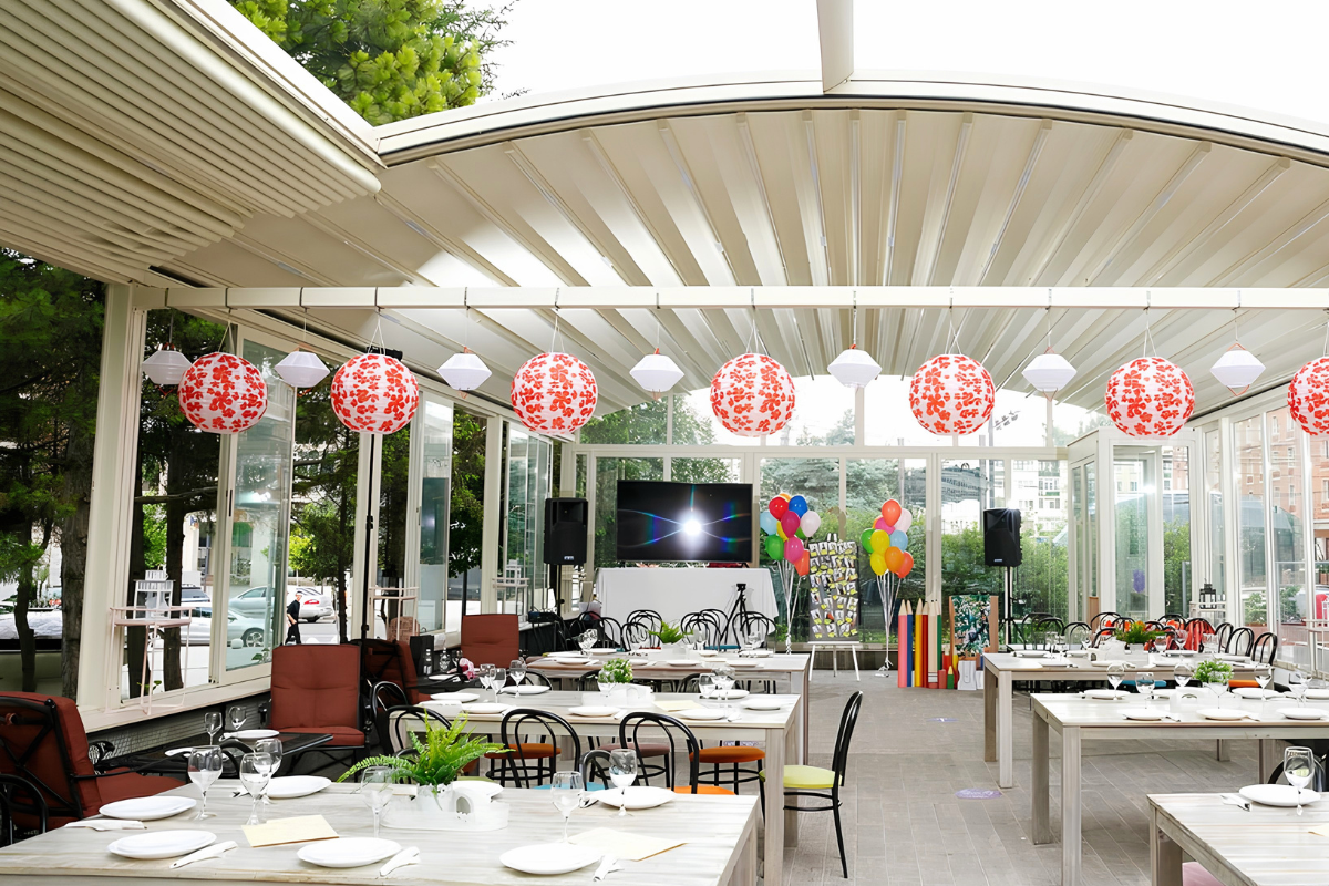 Terasa în Galați - Mercure Galați Centrum cu pergole retractabile de la Sun Leader. Terasa confortabila