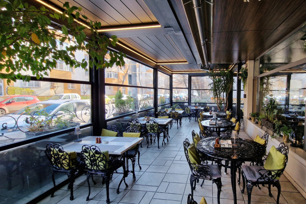 Restaurant Britannia București, terasă chic cu pergole bioclimatice și sticlă Sun Leader