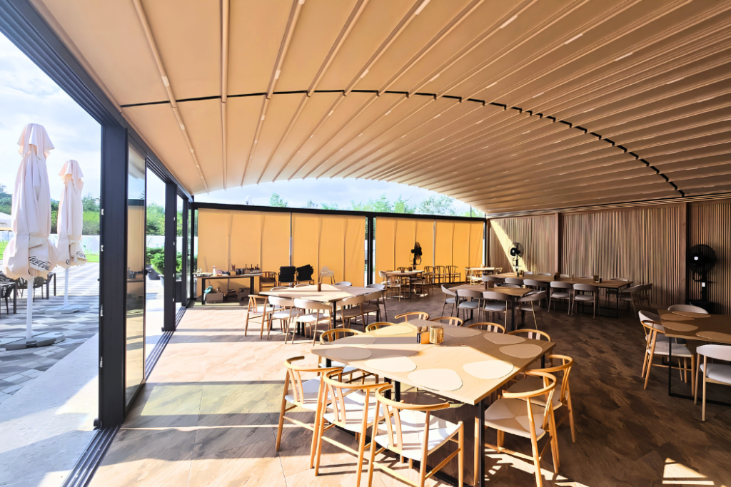 Poiana Verde Garden House, Câmpina. Terasa cu pergola retractabila Sun Leader