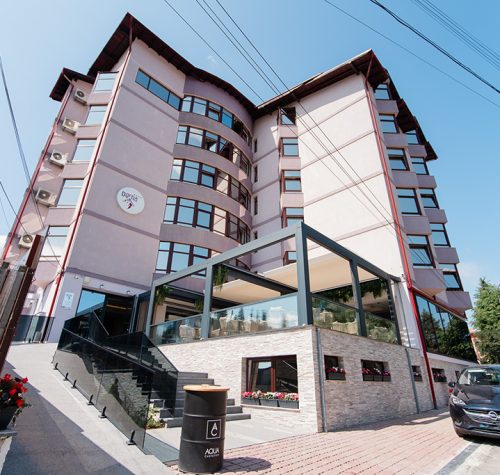 terasa la Hotel Dorna Vatra Dornei. SunLeader Pergole retractabile