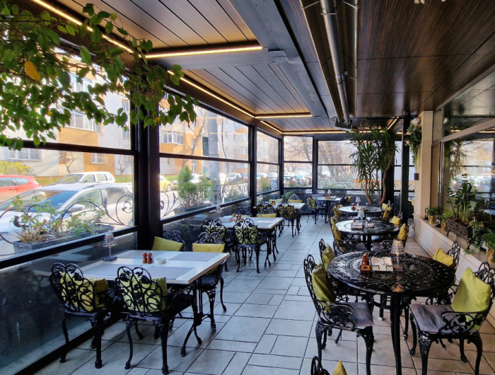 Restaurant Britannia București, terasă chic cu pergole bioclimatice și sticlă Sun Leader
