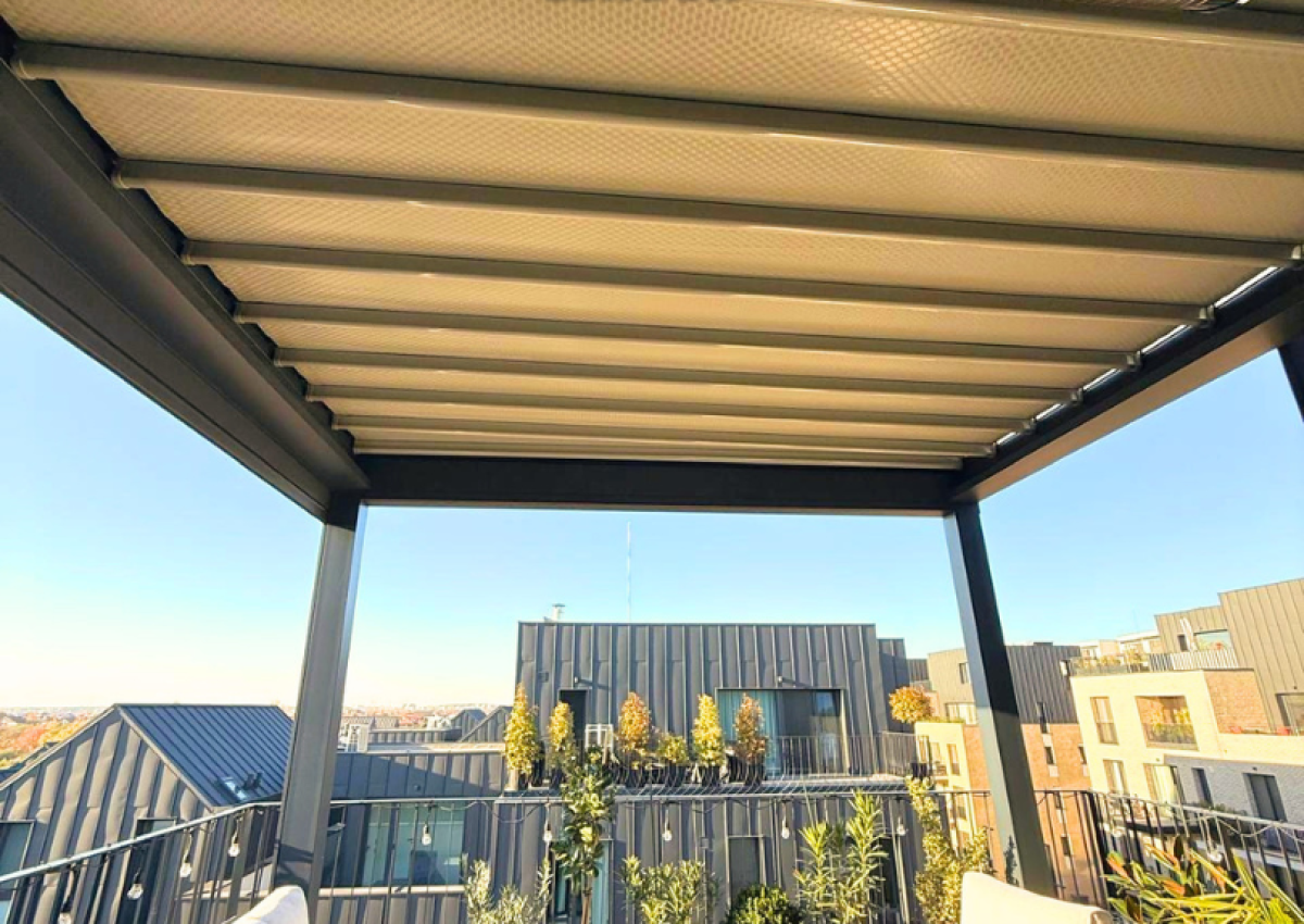 Proiect rezidențial cu Pergola bioclimatică Evo cu membrană PVC în Ilfov. Sun Leader